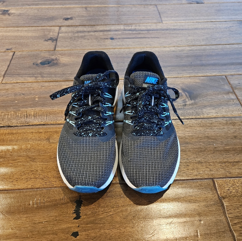 Women's Nike tennis shoes, size 6